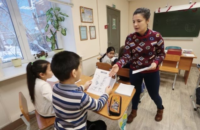 Дети во время занятий в воскресной школе для детей мигрантов
